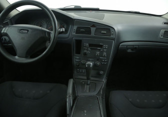 Подержанный автомобиль Volvo S60 2002 года (12 фото)