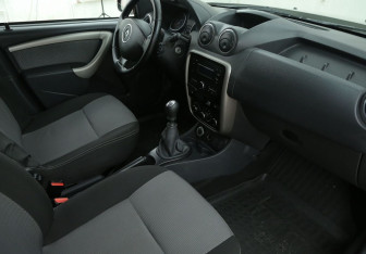 Подержанный автомобиль Renault Duster 2015 года (9 фото)