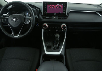 Подержанный автомобиль Toyota RAV4 2020 года (12 фото)