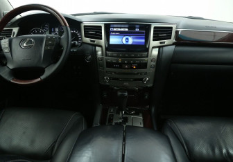 Подержанный автомобиль Lexus LX 2012 года (14 фото)