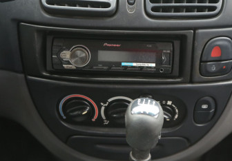 Подержанный автомобиль Renault Megane Sedan 2001 года (13 фото)