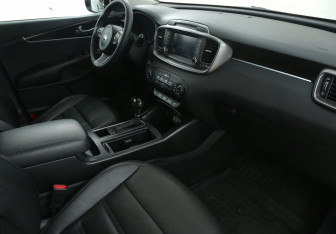 Подержанный автомобиль Kia Sorento 2017 года (9 фото)