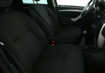 Подержанный автомобиль Nissan Terrano 2014 года (10 фото)