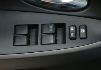 Подержанный автомобиль Toyota RAV4 2011 года (17 фото)