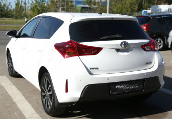 Подержанный автомобиль Toyota Auris Hatchback 2015 года (4 фото)