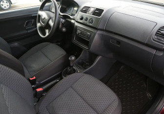Подержанный автомобиль Skoda Fabia Hatchback 2011 года (9 фото)