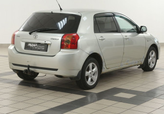 Подержанный автомобиль Toyota Corolla Hatchback 2004 года (4 фото)