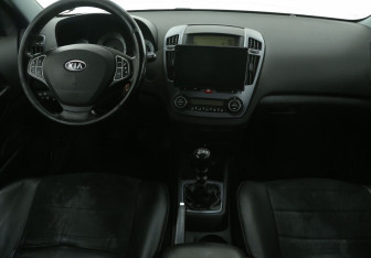 Подержанный автомобиль Kia Ceed Wagon 2008 года (12 фото)