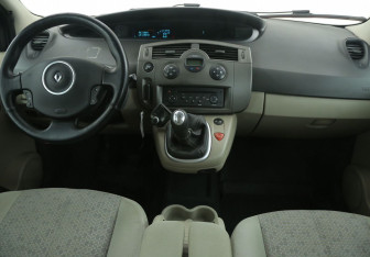 Подержанный автомобиль Renault Scenic 2008 года (12 фото)