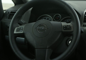 Подержанный автомобиль Opel Zafira Compactvan 2007 года (16 фото)