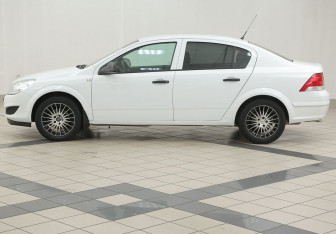 Подержанный автомобиль Opel Astra Sedan 2012 года (7 фото)