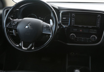 Подержанный автомобиль Mitsubishi Outlander 2015 года (14 фото)