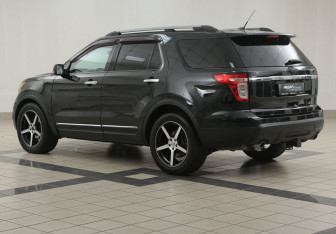 Подержанный автомобиль Ford Explorer 2011 года (2 фото)