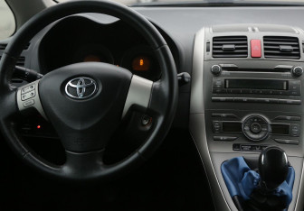 Подержанный автомобиль Toyota Auris Hatchback 2008 года (14 фото)