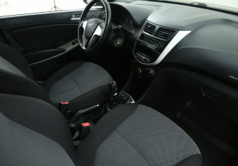 Подержанный автомобиль Hyundai Solaris Hatchback 2011 года (9 фото)
