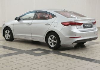 Подержанный автомобиль Hyundai Elantra Sedan 2017 года (2 фото)
