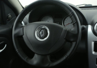 Подержанный автомобиль Renault Sandero 2010 года (16 фото)