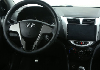 Подержанный автомобиль Hyundai Solaris Sedan 2015 года (14 фото)