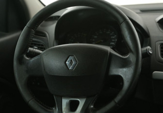 Подержанный автомобиль Renault Fluence 2012 года (16 фото)