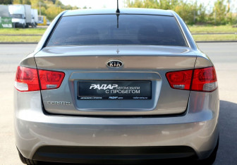 Подержанный автомобиль Kia Cerato Sedan 2010 года (5 фото)