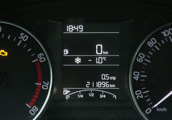 Подержанный автомобиль Skoda Rapid Liftback 2017 года (17 фото)