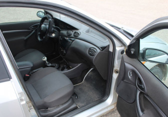 Подержанный автомобиль Ford Focus Sedan 2003 года (12 фото)