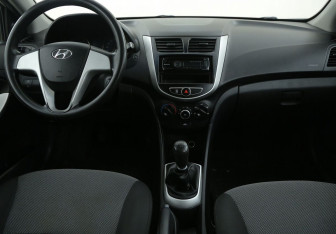 Подержанный автомобиль Hyundai Solaris Sedan 2012 года (12 фото)