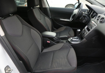 Подержанный автомобиль Peugeot 308 Hatchback 2011 года (10 фото)