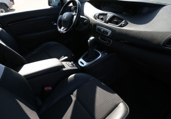Подержанный автомобиль Renault Scenic 2015 года (9 фото)