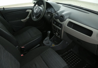 Подержанный автомобиль Renault Sandero 2010 года (9 фото)