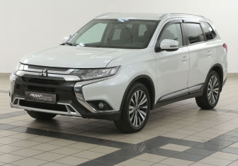 Подержанный автомобиль Mitsubishi Outlander 2021 года (8 фото)