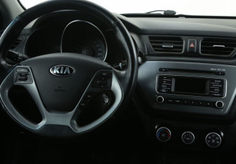 Подержанный автомобиль Kia Rio Sedan 2015 года (14 фото)