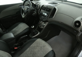 Подержанный автомобиль Chevrolet Aveo Sedan 2012 года (9 фото)