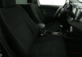 Подержанный автомобиль Toyota RAV4 2016 года (10 фото)