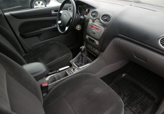 Подержанный автомобиль Ford Focus Hatchback 2008 года (9 фото)