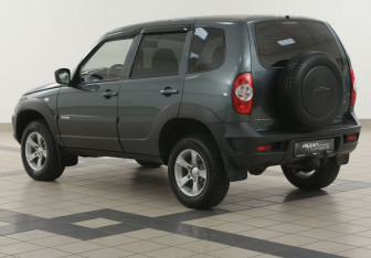 Подержанный автомобиль Chevrolet Niva 2012 года (2 фото)