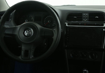 Подержанный автомобиль Volkswagen Polo Sedan 2013 года (14 фото)