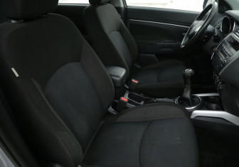 Подержанный автомобиль Mitsubishi ASX 2011 года (10 фото)