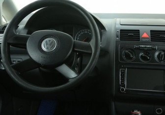 Подержанный автомобиль Volkswagen Touran 2005 года (14 фото)