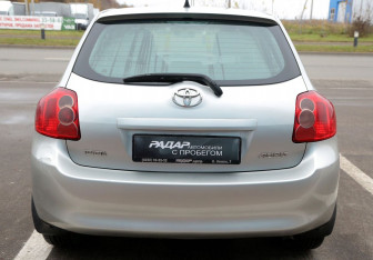 Подержанный автомобиль Toyota Auris Hatchback 2008 года (5 фото)