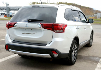 Подержанный автомобиль Mitsubishi Outlander 2015 года (6 фото)