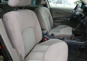 Подержанный автомобиль Nissan Almera Sedan 2002 года (10 фото)