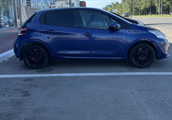 Подержанный автомобиль Peugeot 208 2013 года (3 фото)