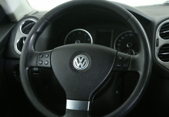 Подержанный автомобиль Volkswagen Tiguan 2010 года (20 фото)