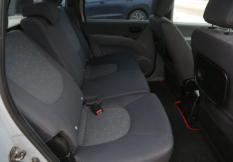 Подержанный автомобиль Hyundai Matrix 2004 года (11 фото)