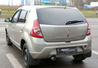 Подержанный автомобиль Renault Sandero 2010 года (4 фото)