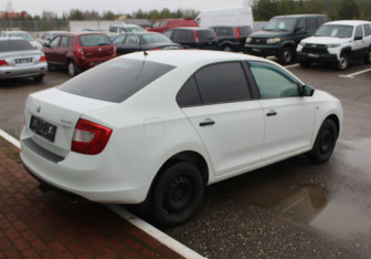 Подержанный автомобиль Skoda Rapid Liftback 2015 года (7 фото)