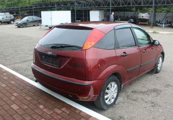 Подержанный автомобиль Ford Focus Hatchback 2002 года (7 фото)