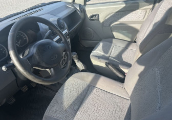 Подержанный автомобиль Renault Logan Sedan 2006 года (10 фото)