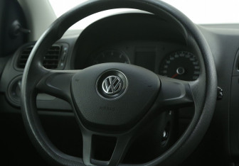 Подержанный автомобиль Volkswagen Polo Sedan 2015 года (16 фото)